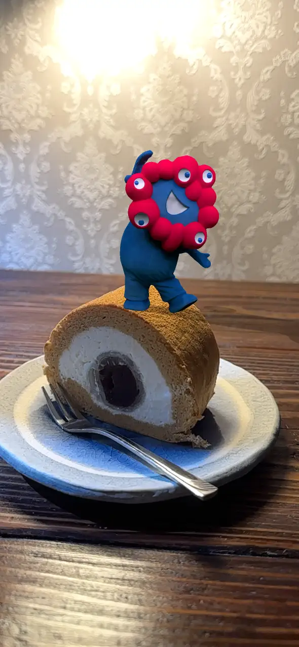 ロールケーキの上のミャクミャク様