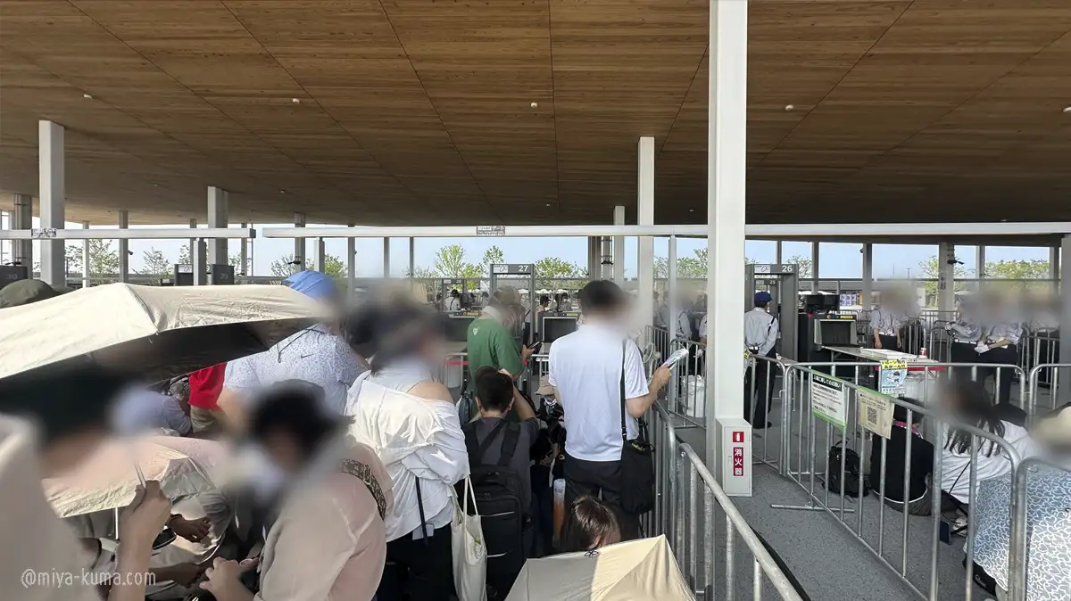 開門直前の西ゲート