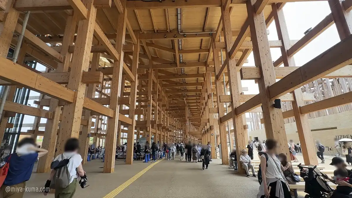 大屋根リングの下