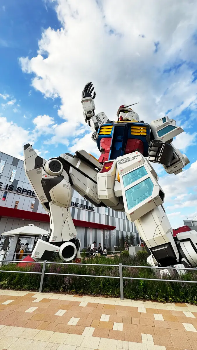 正面から望むガンダム像
